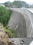 Landseite der Staumauer