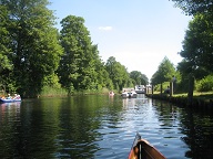 Schlange vor der Schleuse